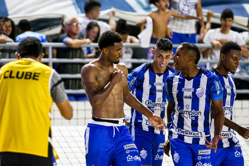 CSA de Jô (esq) e companhia venceu o Pouso Alegre, no último domingo (30), pela última rodada da Série C