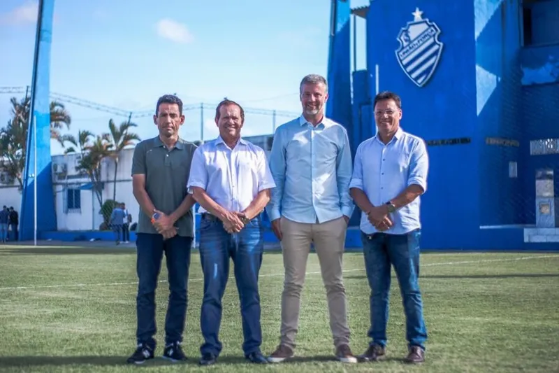 Kaminski (3º à direita) já chegou e não perdeu tempo para iniciar os trabalhos no Azulão