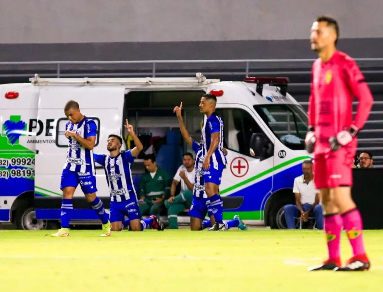 Jogadores festejam o gol do CSA, marcado por Gabriel Taliari, que garantiu a classificação