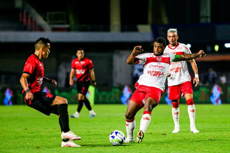 Auremir teve um edema ósseo diagnosticado em um dos pés e fica de fora do Galo por tempo indeterminado