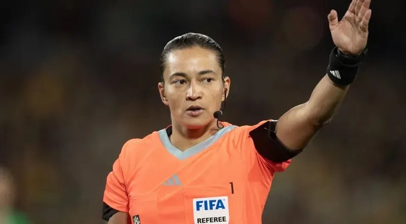 Brasileira Edina Alves será a dona do apito no jogo entre Espanha e Suécia, nesta terça (15), pela Copa feminina