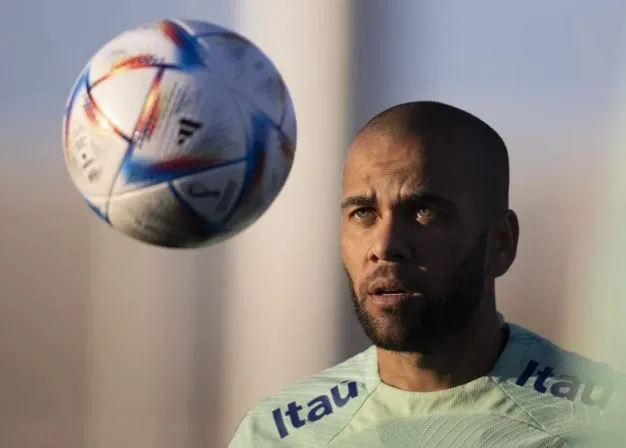 Há quase quatro meses preso na Espanha, Daniel Alves pede um novo depoimento à Justiça