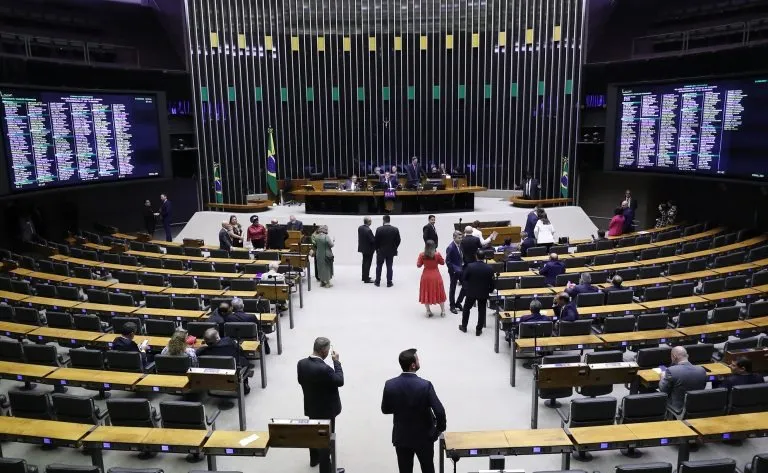 Imagem ilustrativa da imagem DEPUTADOS DE AL DISCORDAM DE PROPOSTA QUE REDUZ BANCADA