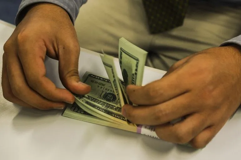 O dólar comercial à vista fechou esta quinta-feira (13) em baixa de 0,28%, a R$ 4,927