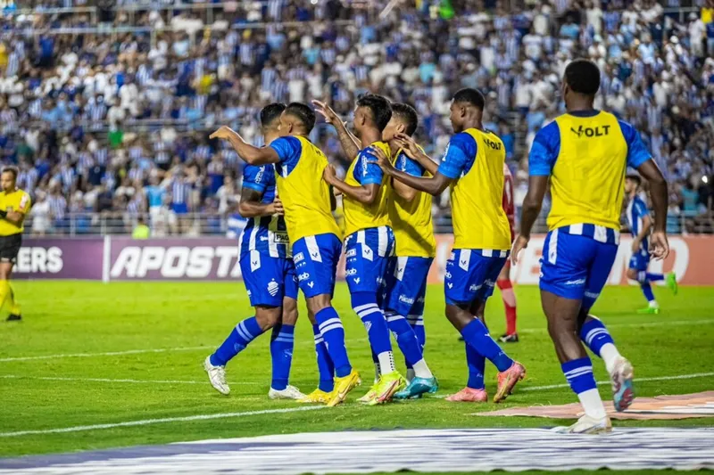 Jogadores do CSA comemoram o gol de Tomas Bastos, de pênalti, o primeiro do time no jogo