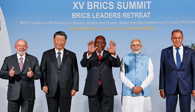 Joanesburgo, África do Sul, 22.08.2023 - Presidente da República, Luiz Inácio Lula da Silva; Presidente da República Popular da China, Xi Jinping; Presidente da África do Sul, Matamela Cyril Ramaphosa; Primeiro-Ministro da Índia, Narendra Damodardas e Ministro das Relações Exteriores, Sergey Lavrov, posam para o retrato Oficial dos Líderes do BRICS, no hotel Summer Place. Joanesburgo - África do Sul.



 

Foto: Ricardo Stuckert/PR