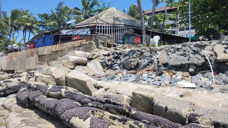 Defesa Civil diz que barraca foi afetada pela erosão causada pelo mar e apresenta risco