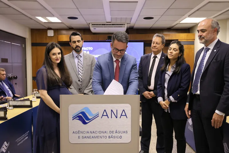 Paulo Dantas assina Pacto pela Governança da Água, na sede da Agência Nacional de Águas