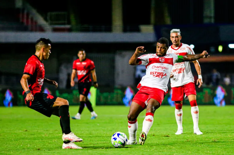 CRB enfrentou o Athletico-PR, pela Copa do Brasil, e hoje encara o Atlético-GO, pela Série B