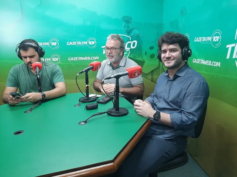 Felipe Feijó (dir) concedeu entrevista ao programa Bola Quente, da Rádio Gazeta 94.1 FM, nesta terça-feira (30)