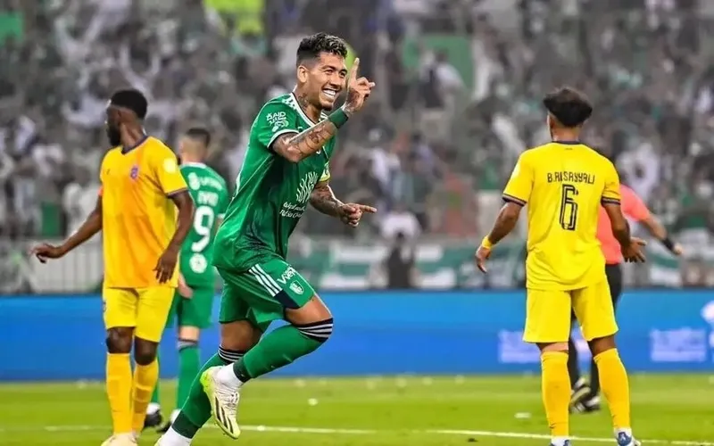 Alagoano Roberto Firmino estreou com hat-trick na Liga Saudita, quando o Al-Ahli venceu o Al-Hazm por 3 a 1