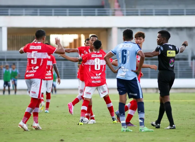 Galinho aproveitou a expulsão do zagueiro Davi Agra para vencer por 3x1 e largar na frente na final do Alagoano