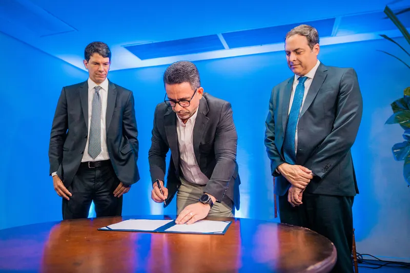 Ao lado de representantes da BRK e do BNB, Paulo Dantas assina contrato de R$ 900 mi