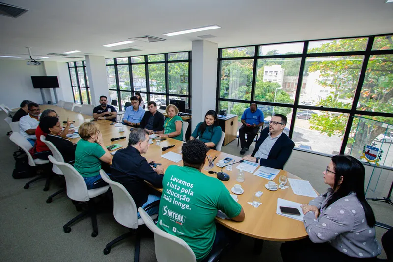 Roseane Vasconcelos junto dos secretarios Marcius Beltrao e Gabriel Albino e dos deputados Rafael Brito e Ronaldo Medeiros se reunem com representantes do Sinteal. 
Foto: Pei Fon/ Agencia Alagoas