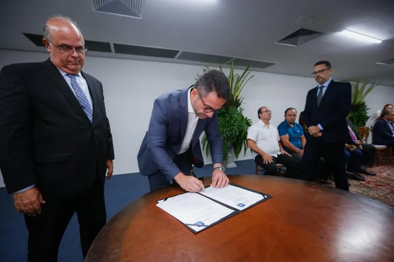 Imagem ilustrativa da imagem GOVERNO DO ESTADO DOA TERRENO AO TJAL PARA CONSTRUÇÃO DE USINA SOLAR