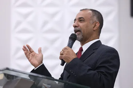 Pastor Roberto Menezes disse que ideia do culto surgiu depois de acompanhar experiência de louvor nos EUA