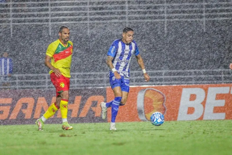 Debaixo de muita chuva, CSA só empatou com o Brusque, por 0x0, em pleno Rei Pelé, e torcida xingou o time