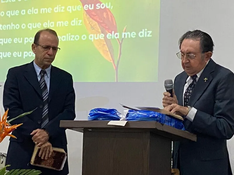 Pastor Irland recebe do pastor Israel Pimentel, seu genitor, a primeira Bíblia como ministro da Palavra da igreja