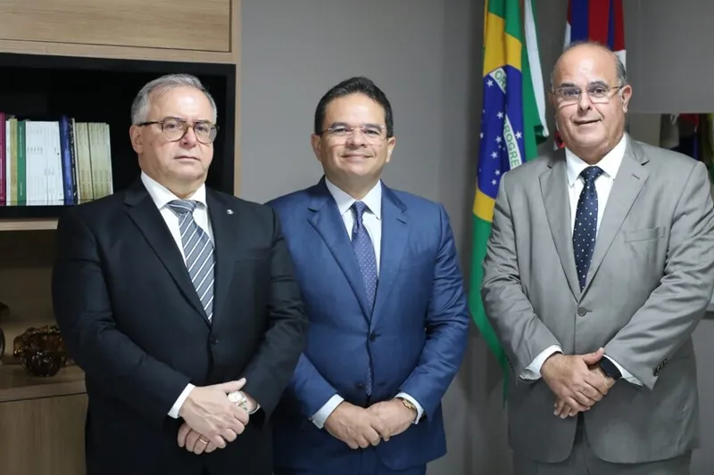 Imagem ilustrativa da imagem LEGISLATIVO E JUDICIÁRIO DEBATEM SOBRE PROJETOS DE AUTORIA DO TRIBUNAL