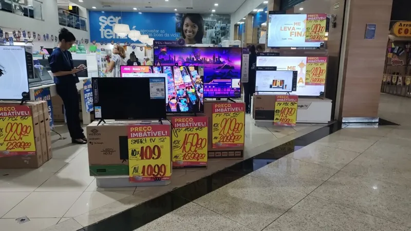 Cartazes chamam a atenção de consumidores para descontos em diversos produtos