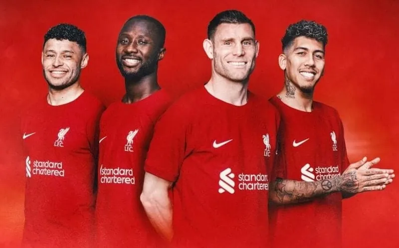 Roberto Firmino (à direita) está no quarteto do Liverpool que deixará o clube ao fim da temporada 2022-23