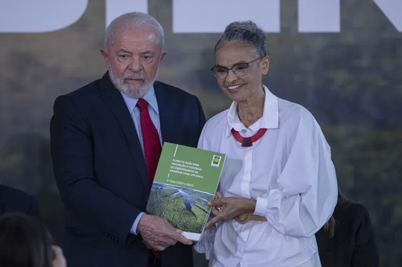 Braslia (DF) 05/06/2023 - O presidente Luiz Incio Lula da Silva e a ministra do Meio Ambiente, Marina Silva participam de uma Cerimnia por ocasio do Dia Mundial do Meio Ambiente no Palcio do Planalto.
Foto:Jodson Alves/Agncia Brasil