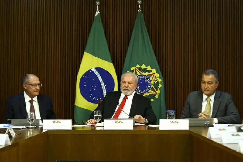 Brasília (DF), 03/04/2023 - O vice-presidente, Geraldo Alckmin, o presidente Luiz Inácio Lula da Silva, e o ministro da Casa Civil, Rui Costa, durante reunião de balanço de 100 dias de governo, no Palácio do Planalto.