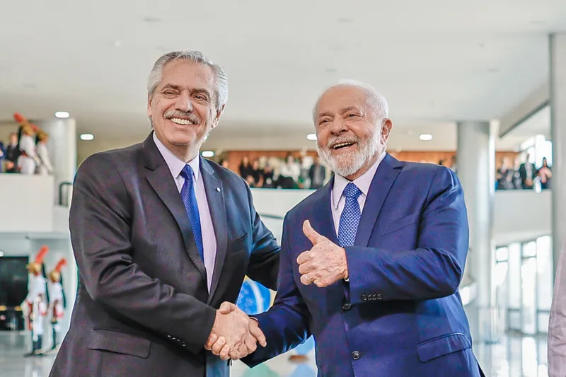 26.06.2023 - Presidente da República, Luiz Inácio Lula da Silva, durante cerimônia de chegada do Presidente da República Argentina, Alberto Fernández, por ocasião de sua visita de Estado ao Brasil.
Palácio do Planalto, Brasília - DF.
Encontro entre os presidentes argentino e brasileiro celebra os 200 anos das relações diplomática entre os dois países