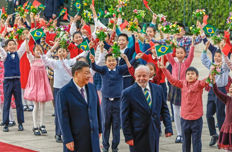 Braslia (DF) - 14-04-2023 - O presidente da China, Xi Jinping (e) recebe no Grande Palcio do Povo, o presidente Luiz Incio Lula da Silva (d). Neste encontro assinaram uma srie de acordos comerciais e de parceria. Foto: Ricardo Stuckert/PR
