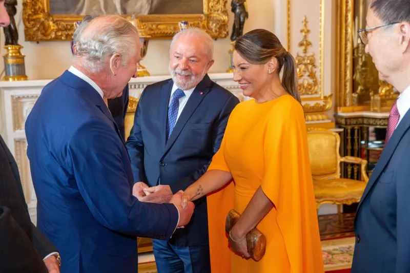 Imagem ilustrativa da imagem LULA ENCONTRA CHARLES III E OUTROS CHEFES DE ESTADO ANTES DA CERIMÔNIA