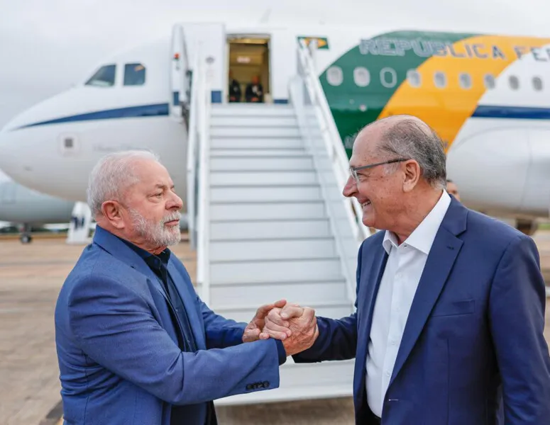 Brasília (DF), 11.04.2023 - O presidente Luiz Inácio Lula da Silva embarcou, nesta terça-feira (11), para uma viagem de dois dias à China e uma visita aos Emirados Árabes Unidos, no próximo sábado (15). Nesta manhã, Lula transmitiu o cargo ao vice-presidente Geraldo Alckmin, que o acompanhou até a Base Aérea de Brasília.  Foto: Ricardo Stuckert/PR