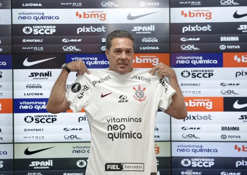 Após estrear com derrota para o Del Valle, Vanderlei Luxemburgo concedeu sua primeira coletiva no Corinthians