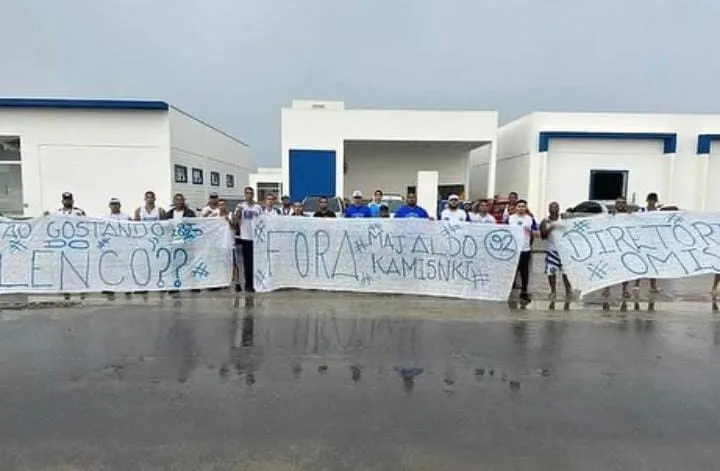 Revoltados com a péssima campanha do CSA, torcedores protestaram no CT do clube