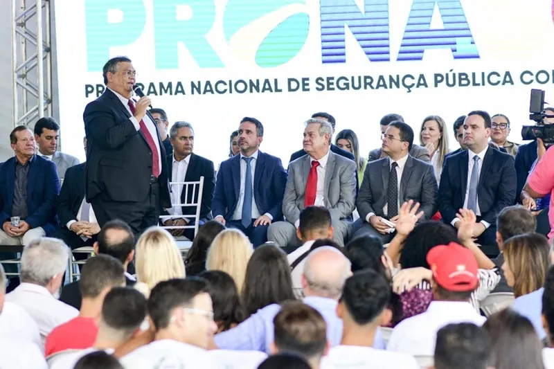 Imagem ilustrativa da imagem MINISTRO ANUNCIA R$ 20 MILHÕES PARA SEGURANÇA PÚBLICA DE ALAGOAS