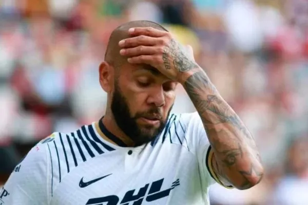 MP de Barcelona vê risco de fuga de Daniel Alves e pede para Justiça manter prisão do jogador