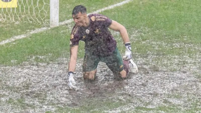 Com chuva e sequência de jogos, gramado do Maracanã vem sofrendo com irregularidades e críticas