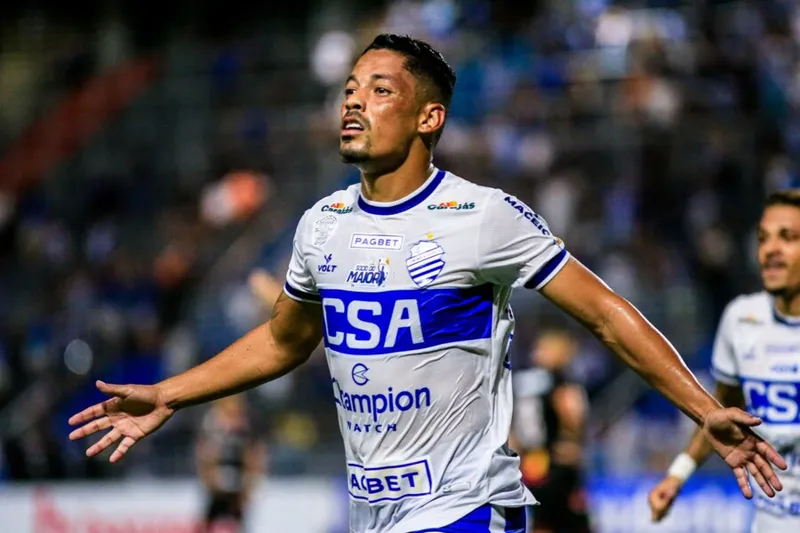 Meia Tomas Bastos supera atacantes e é o artilheiro do CSA na temporada de 2023