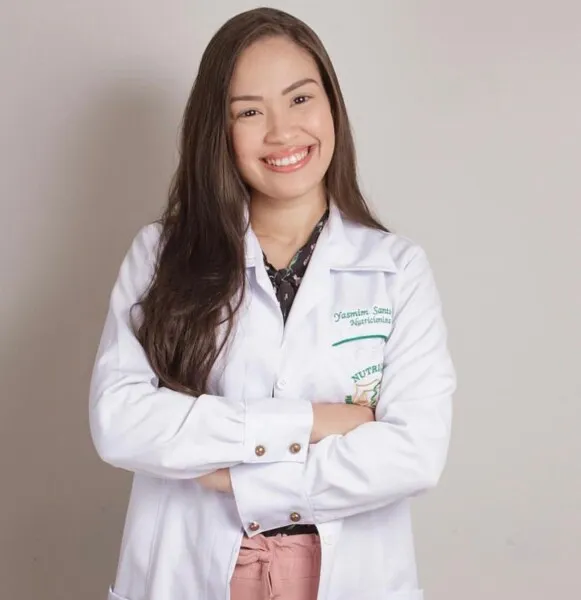 A nutricionista Yasmim Santana alerta para a risco da alimentação com ultraprocessados