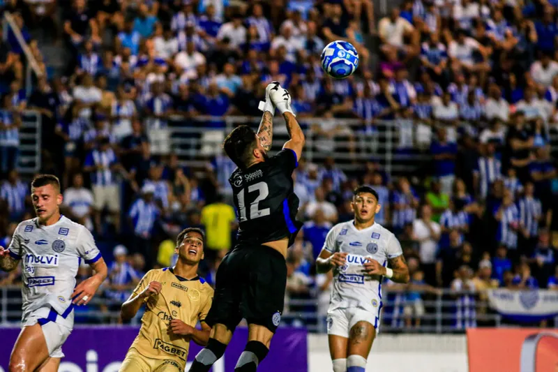 Goleiro Gianezini foi o grande nome da partida e impediu uma sorte melhor do CSA no jogo