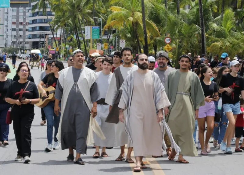 Figurantes percorrem a rua fechada da orla de Ponta Verde divulgando e convidando para a apresentação