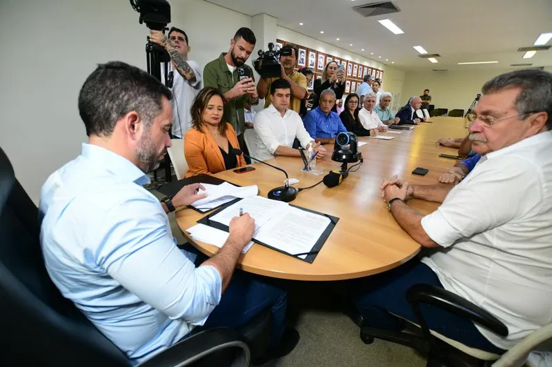 Imagem ilustrativa da imagem PAULO ASSINA EMPRÉSTIMO DE R$ 1 BI PARA OBRAS DE INFRAESTRUTURA