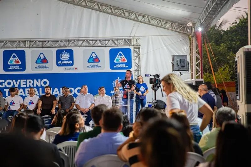 Imagem ilustrativa da imagem PAULO ENTREGA REESTRUTURAÇÃO DO AERÓDROMO DE ARAPIRACA