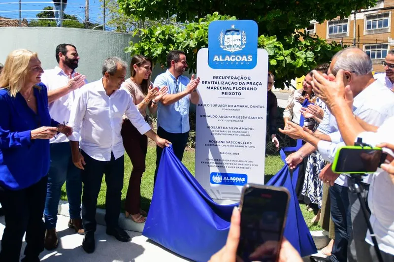 Imagem ilustrativa da imagem PAULO INAUGURA REVITALIZAÇÃO DA PRAÇA FLORIANO PEIXOTO