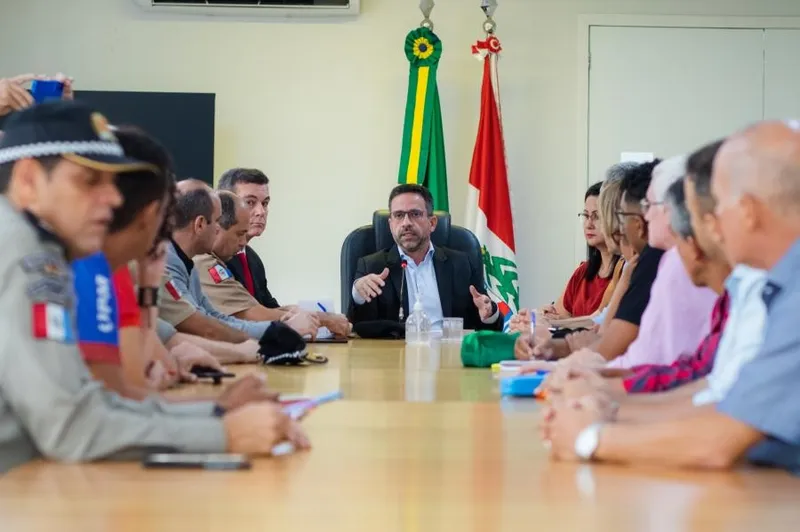 Imagem ilustrativa da imagem PAULO RECEBE SERVIDORES E PROJETA REAJUSTE DE 5,79% NO PRÓXIMO ANO