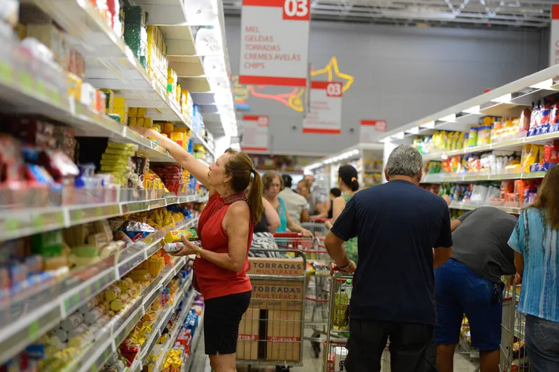 Vitória (ES) - Supermercados lotados e com filas nos caixas e na entrada funcionam em horário reduzido. (Tânia Rêgo/Agência Brasil)
