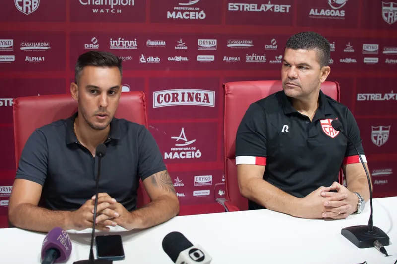 Thiago Paes, com o técnico Umberto Louzer: dirigente disse que respeita opinião da torcida