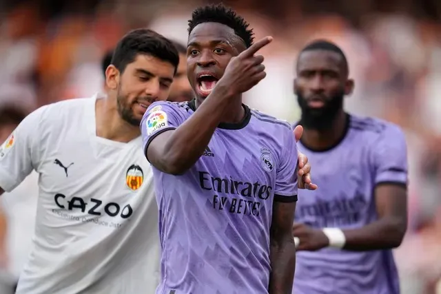 Brasileiro Vini Jr sofreu gestos racistas, no domingo (21), no jogo Valencia x Real Madrid