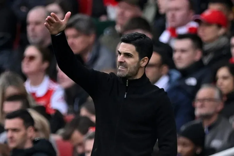 Técnico Mikel Arteta comanda o Arsenal, líder do Campeonato Inglês