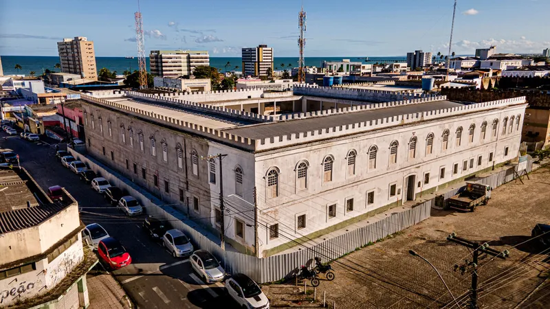 O prédio histórico está localizado na Praça da Independência, no Centro de Maceió