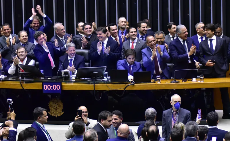 Deputados comemoram aprovação da Reforma Tributária em segundo turno, na Câmara